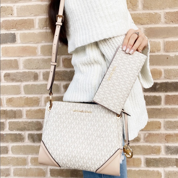 Michael Kors Handbags - Michael Kors Crossbody &Wallet SET💞